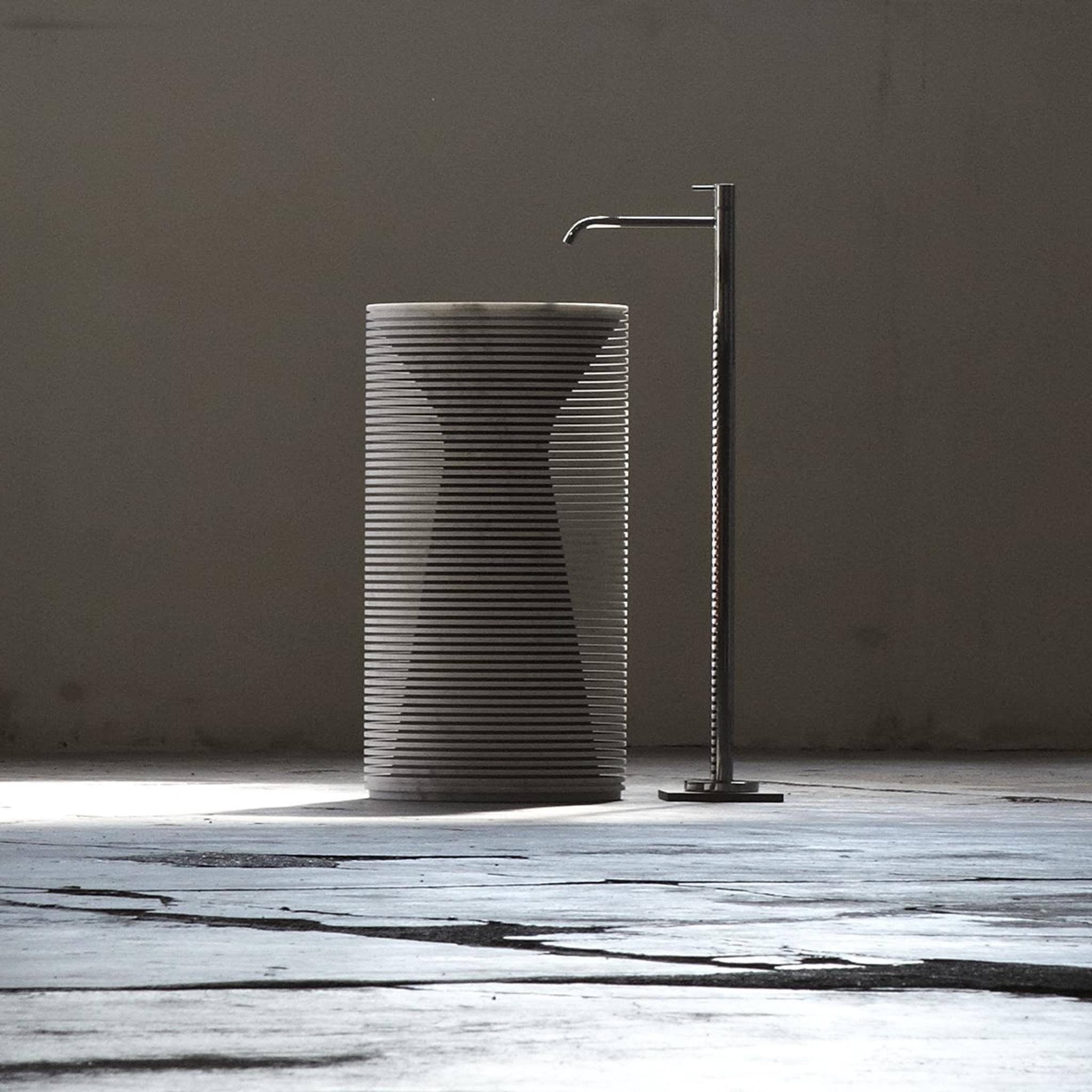 Lavabo Introverso đặt sàn — lavabo đá tự nhiên Rochelle