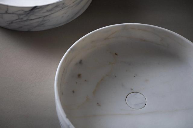 Lavabo đá đặt bàn tròn — nội thất đá Rochelle Stone