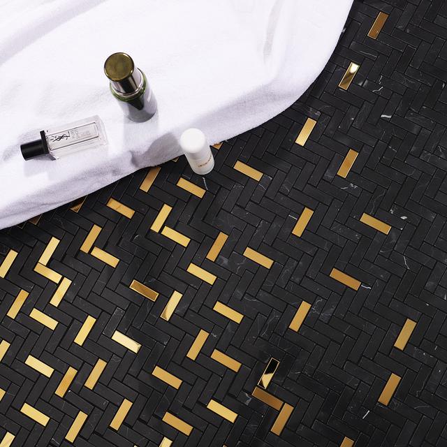 Luxury Black and Gold Marble Bathroom  Gradient Mosaic Tiles — mosaic xương cá bằng đá marble đen & vàng
