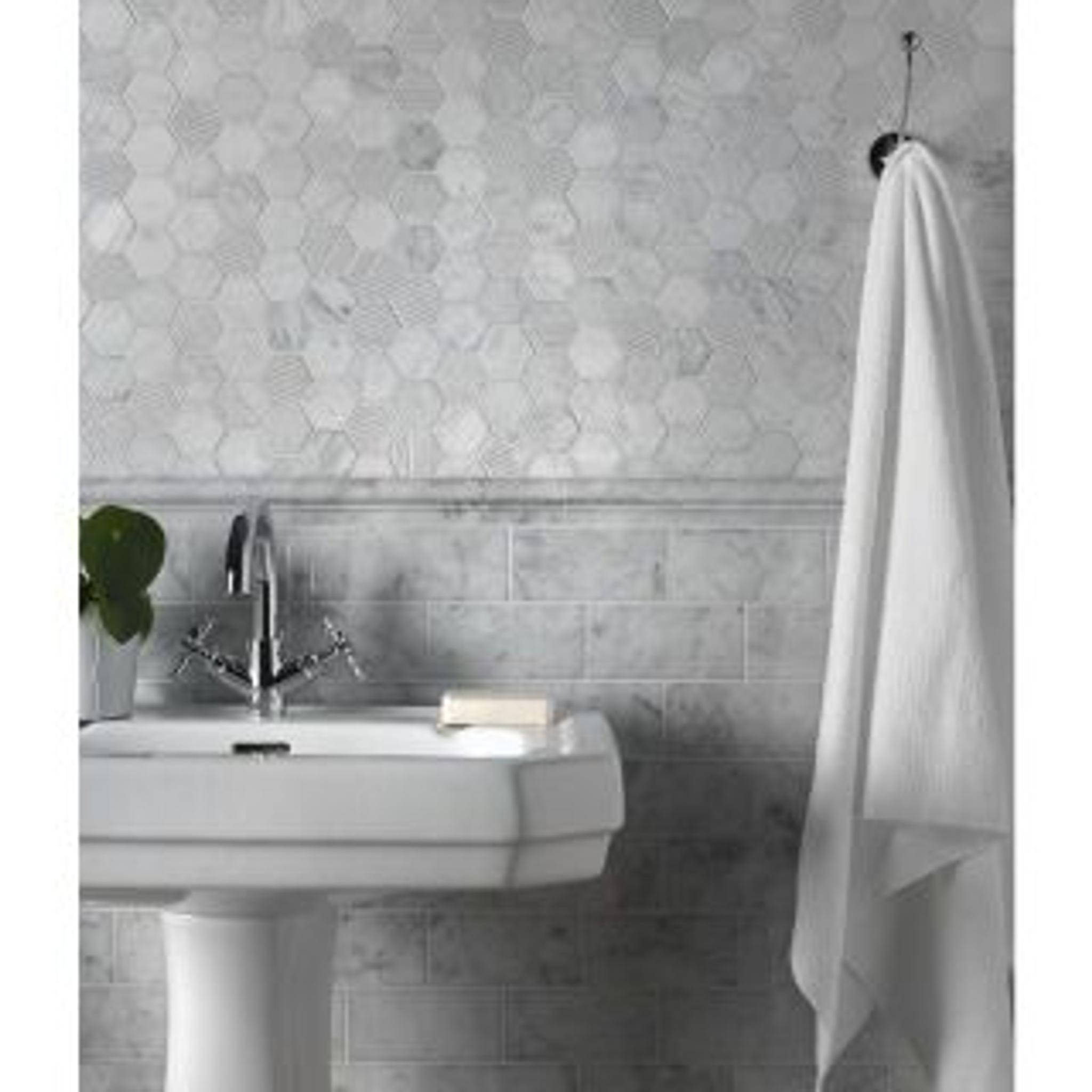 Phào chỉ đá Carrara Chair Rail (viền giữa tường) — bề mặt mài mờ (honed), Rochelle Couture