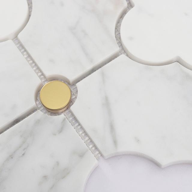 White Arabesque Marble Mosaic Tile with Gold Metal Round Accents — mosaic tròn (penny round) bằng đá marble trắng & vàng