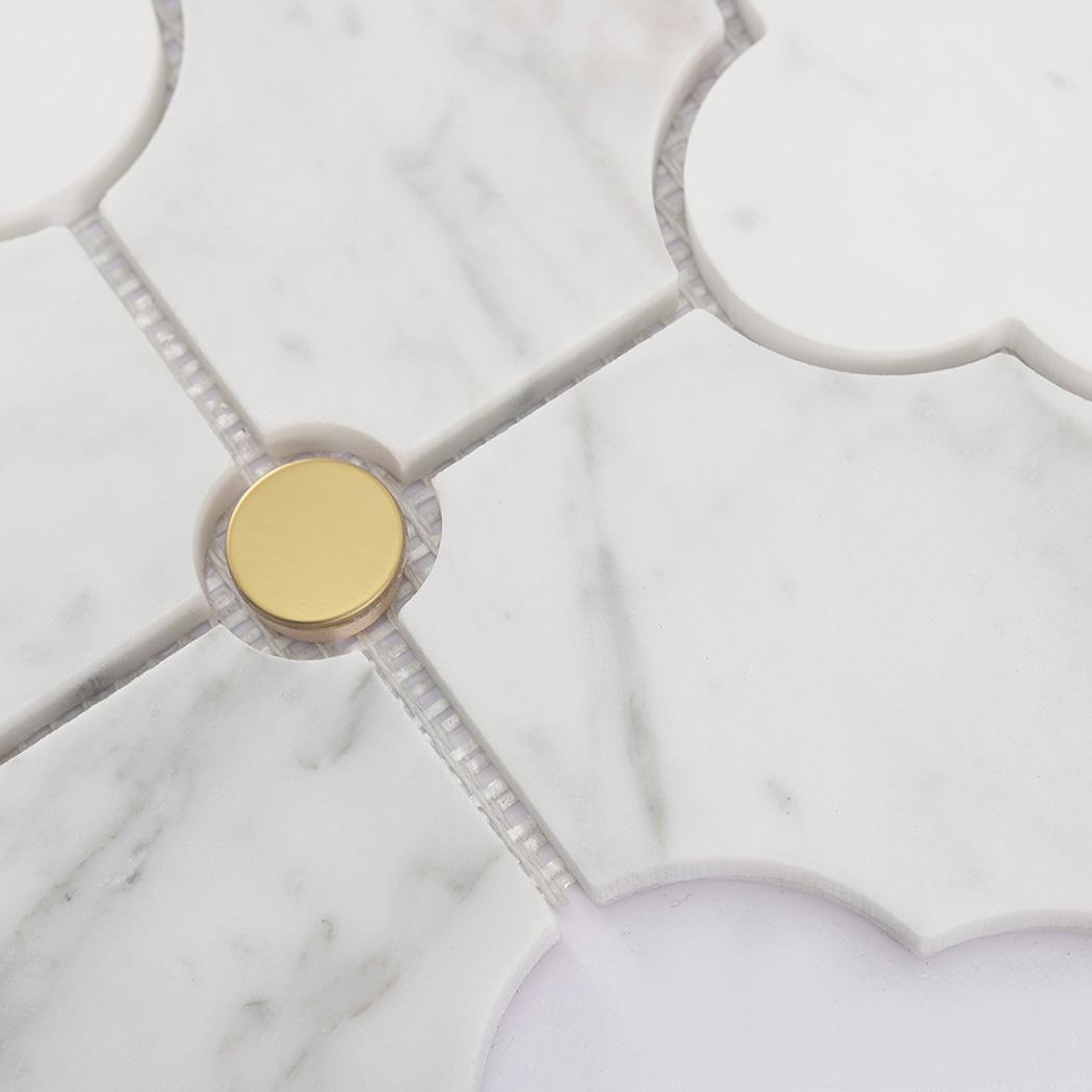 White Arabesque Marble Mosaic Tile with Gold Metal Round Accents — mosaic tròn (penny round) bằng đá marble trắng & vàng