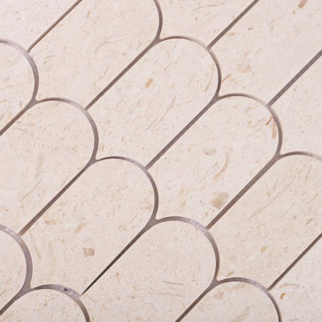 Beige Elongated Fish Scale Travertine Mosaic — mosaic vảy cá (fish scale) bằng đá travertine beige