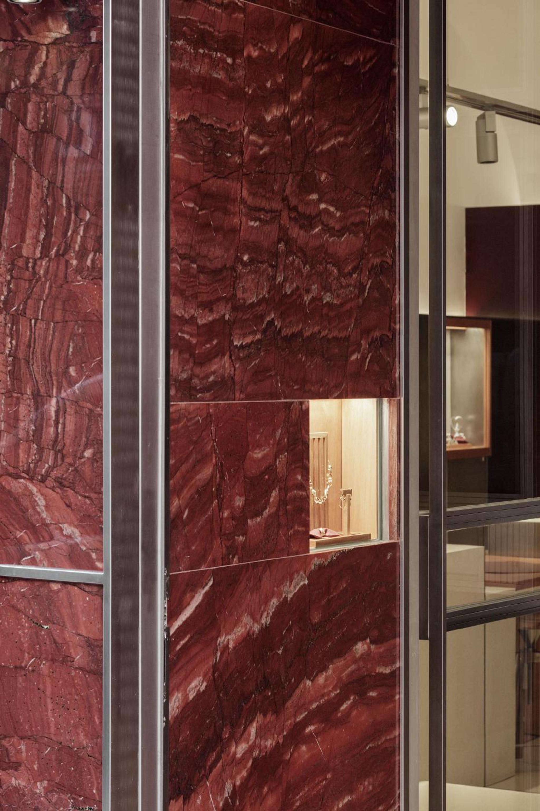 Không gian nội thất ốp tường đá marble đỏ nâu vân mạnh ấm áp
