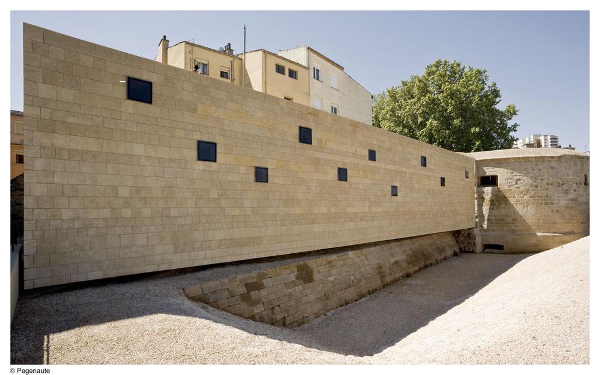 Mặt tiền công trình ốp đá travertine vàng khối vuông vững chãi