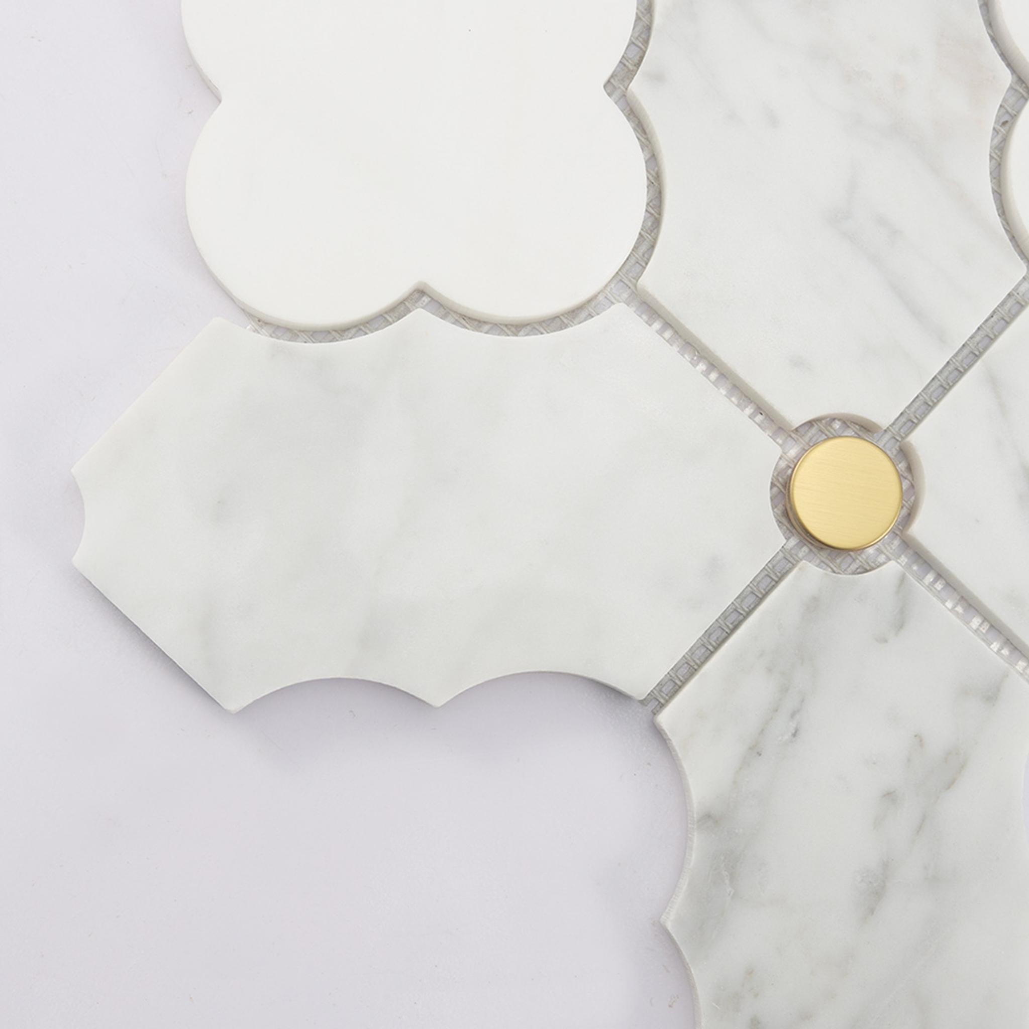 White Arabesque Marble Mosaic Tile with Gold Metal Round Accents — mosaic tròn (penny round) bằng đá marble trắng & vàng
