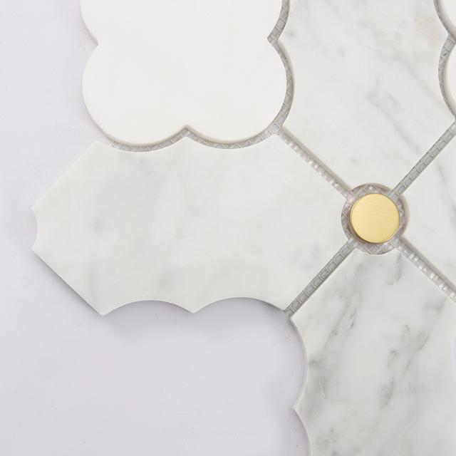White Arabesque Marble Mosaic Tile with Gold Metal Round Accents — mosaic tròn (penny round) bằng đá marble trắng & vàng