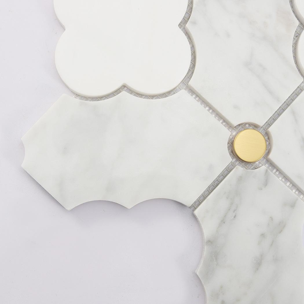 White Arabesque Marble Mosaic Tile with Gold Metal Round Accents — mosaic tròn (penny round) bằng đá marble trắng & vàng