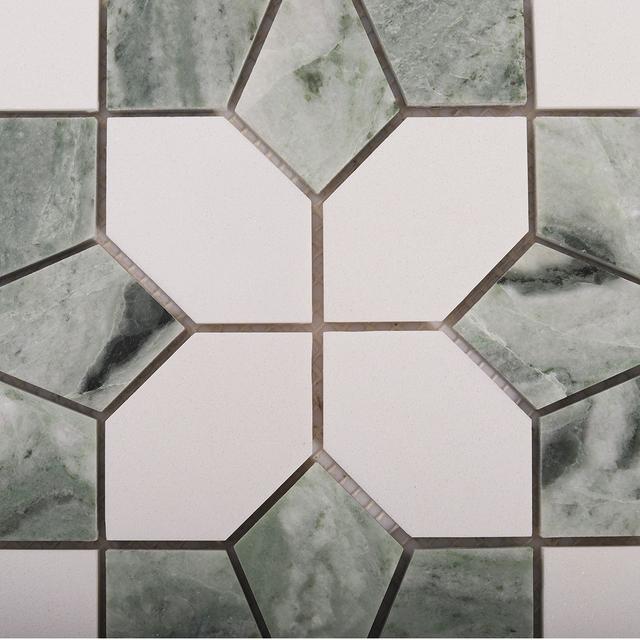 Green and White Floral Marble Mosaic Tiles with Round Center — mosaic tròn (penny round) bằng đá marble trắng & xanh lục