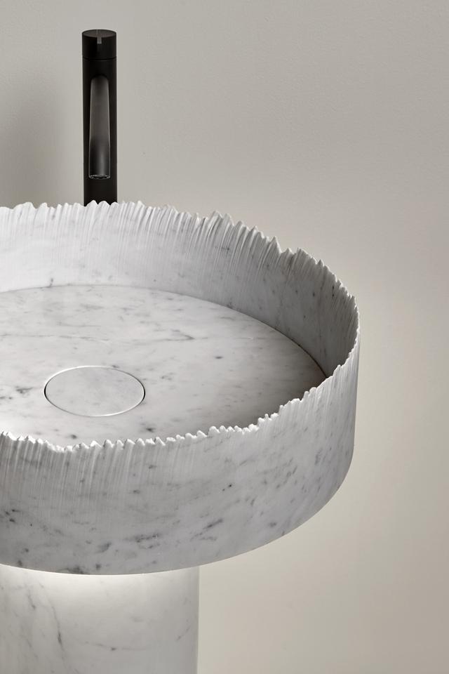 Lavabo Flow đặt sàn — lavabo đá tự nhiên Rochelle