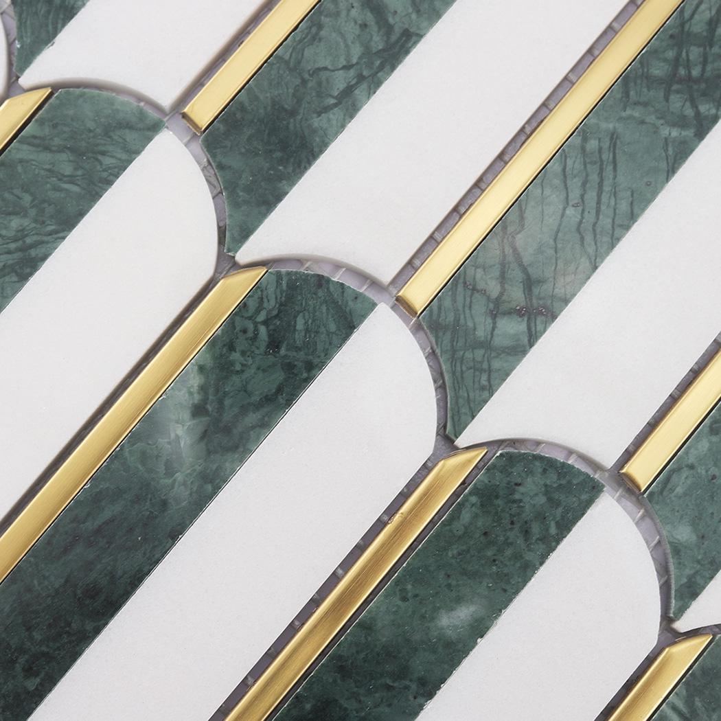 Green and White Marble Scalloped Mosaic Tile with Gold Metal Inlay — mosaic vảy cá (fish scale) bằng đá marble trắng & xanh lục