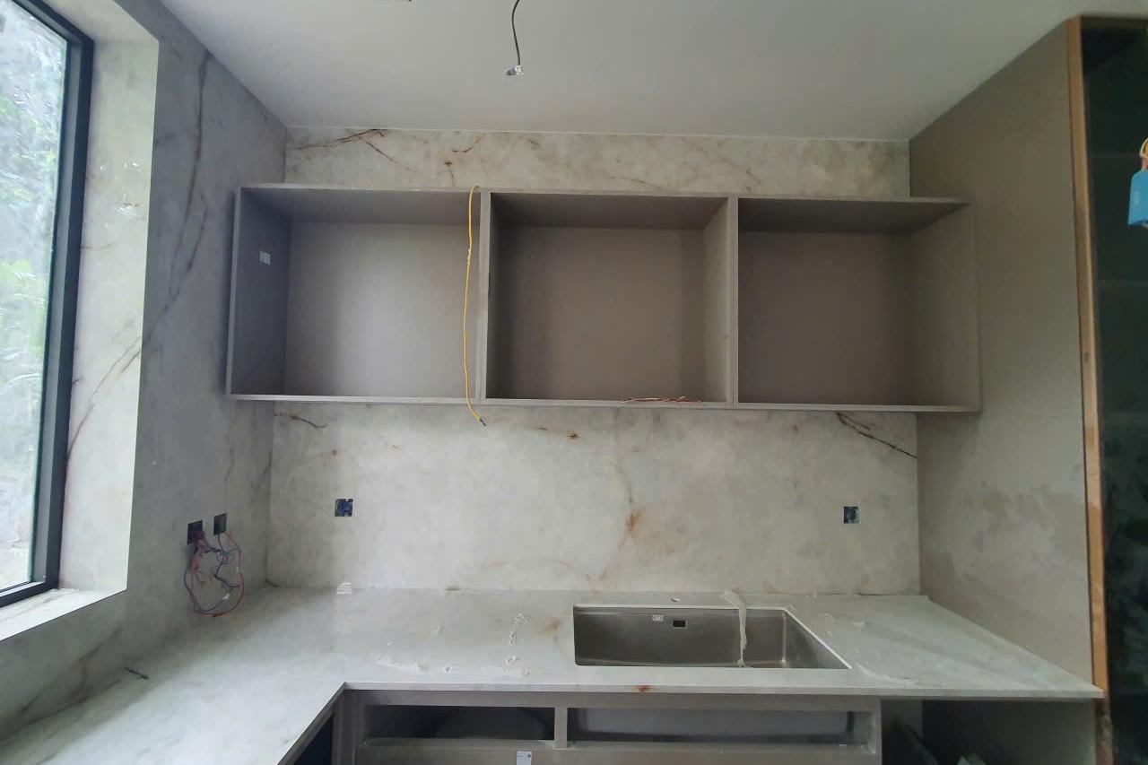 Mặt bếp + ốp tường bếp — Marble/quartzite trắng vân nâu