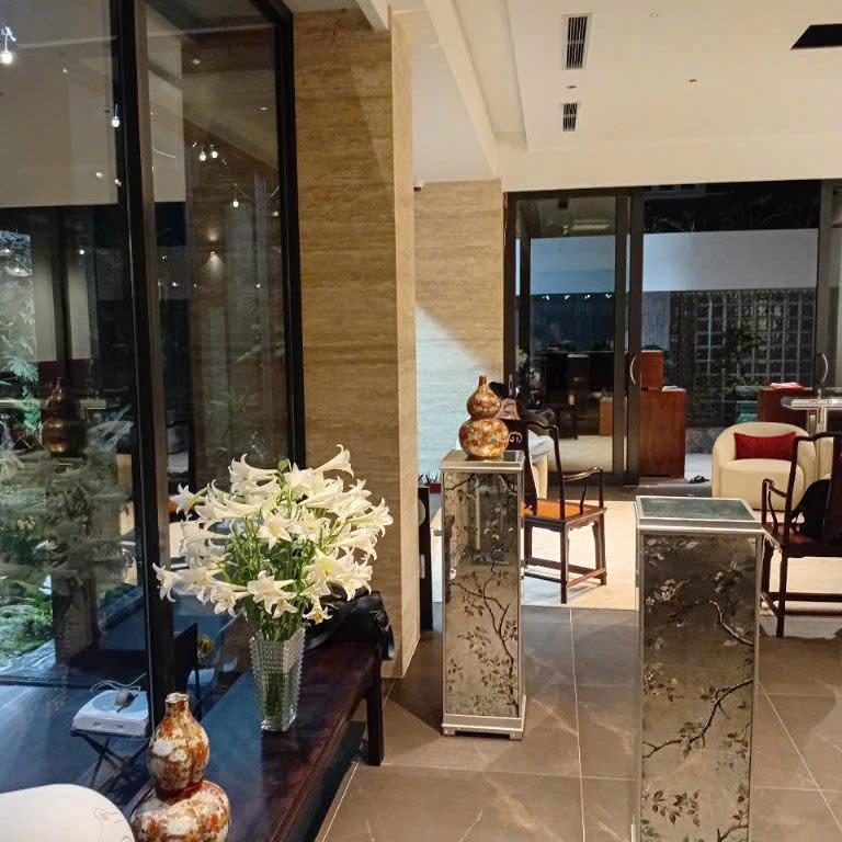 Ốp cột đá — Travertine kem