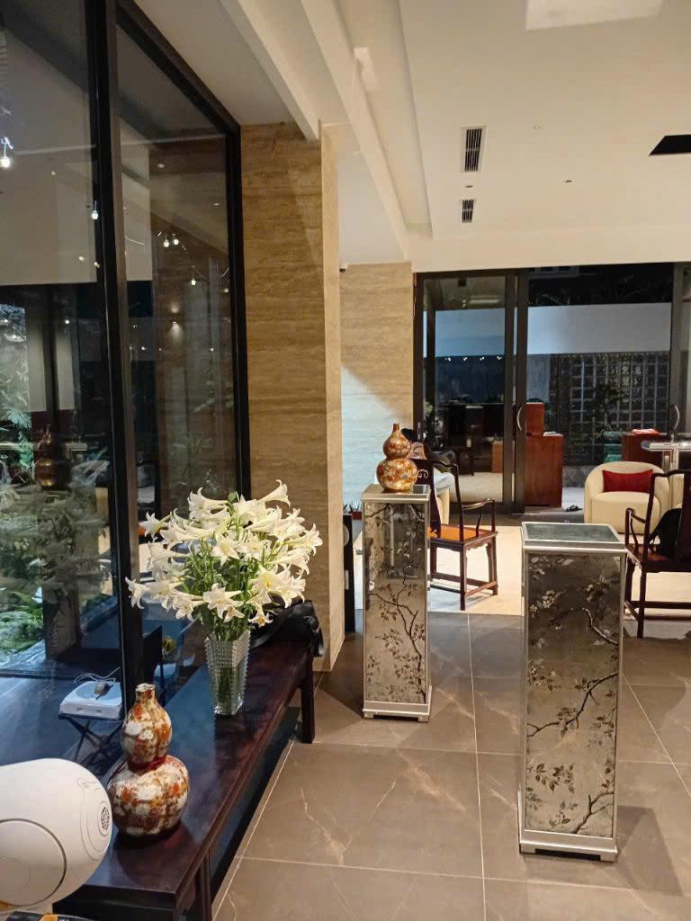 Ốp cột đá — Travertine kem