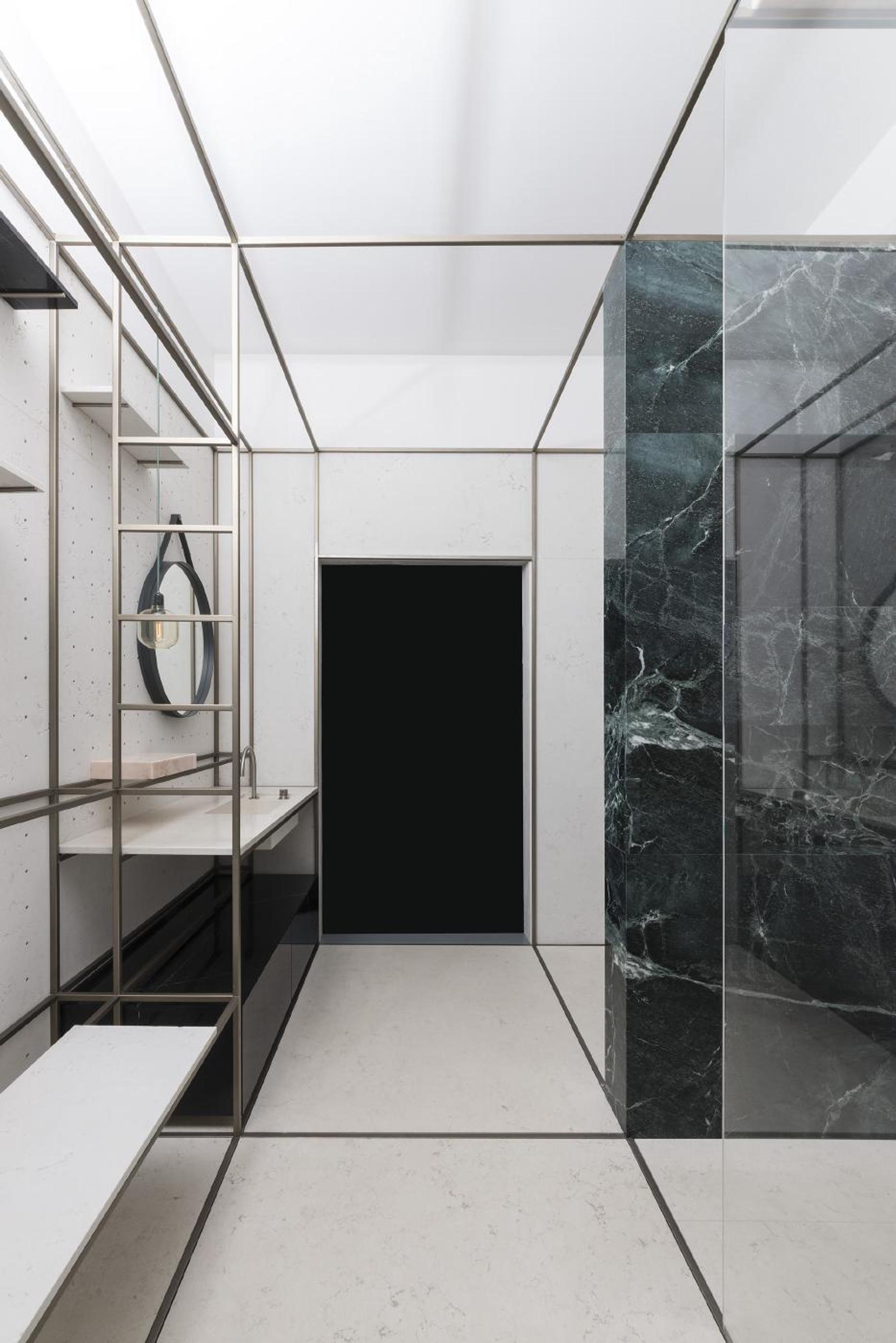 Sảnh nội thất ốp tường đá marble đen vân xanh sang trọng