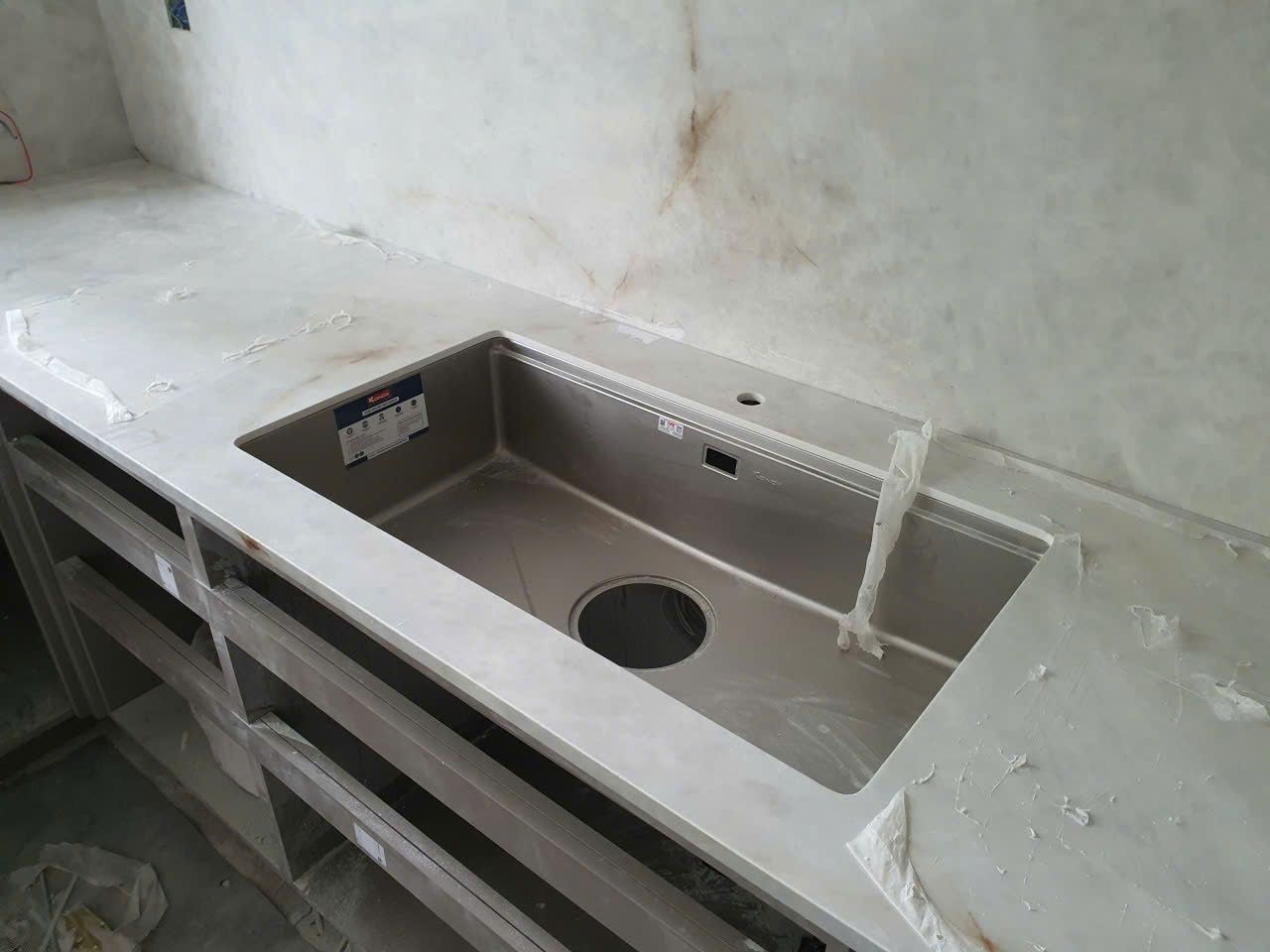 Mặt bếp đá — Marble/quartzite trắng vân nâu
