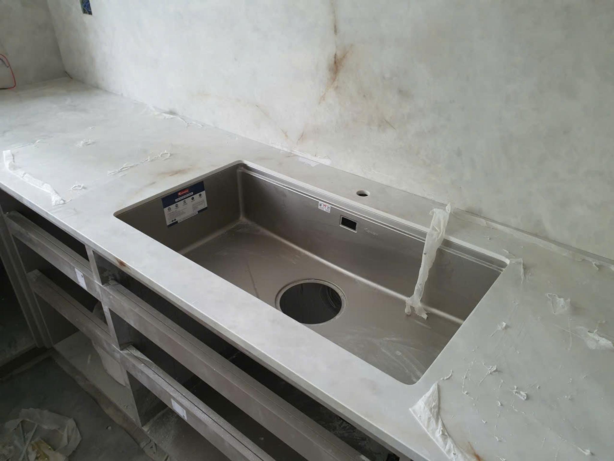Mặt bếp đá — Marble/quartzite trắng vân nâu