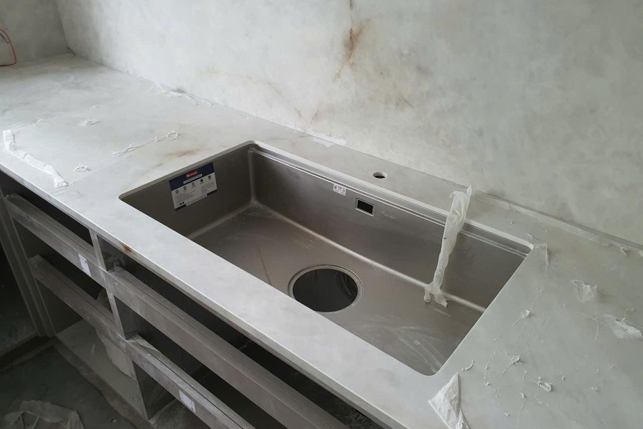Mặt bếp đá — Marble/quartzite trắng vân nâu