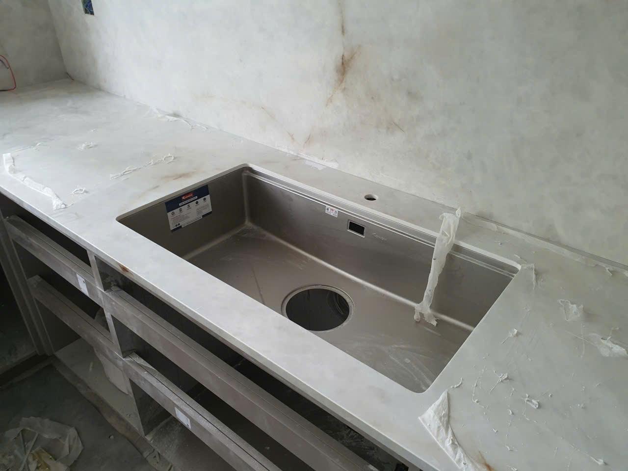 Mặt bếp đá — Marble/quartzite trắng vân nâu