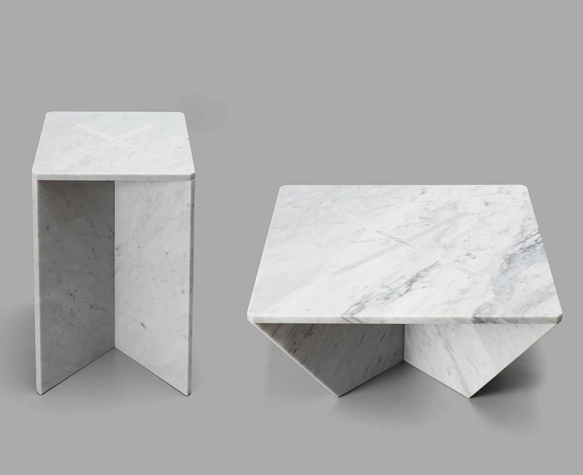 Bàn đá marble trắng vân xám chân khối tam giác trên nền sáng