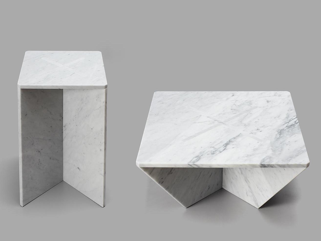 Bàn đá marble trắng vân xám chân khối tam giác trên nền sáng