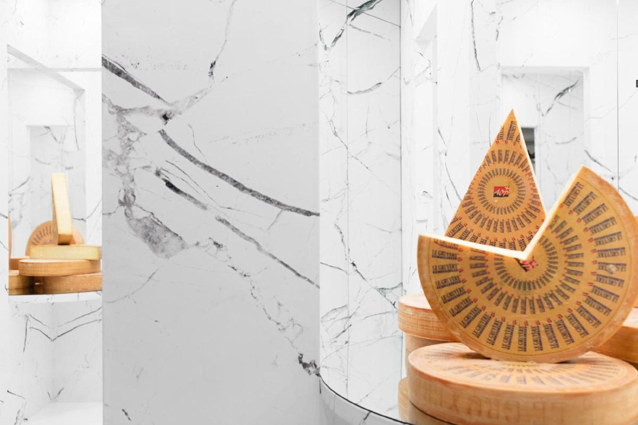 Mảng tường ốp đá marble trắng vân xám với phù điêu chạm khắc