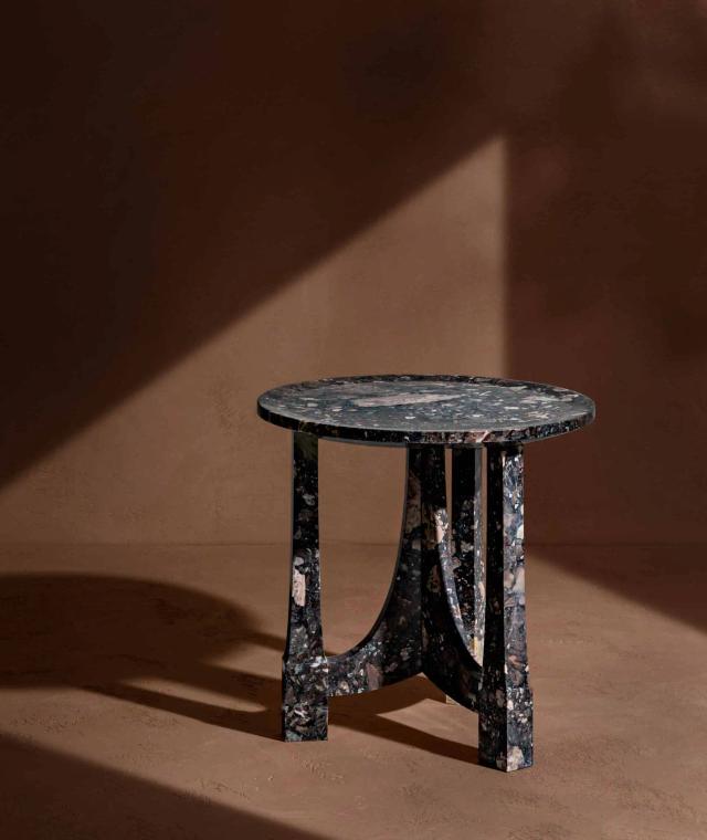 Bàn phụ Crown — nội thất đá Rochelle Stone