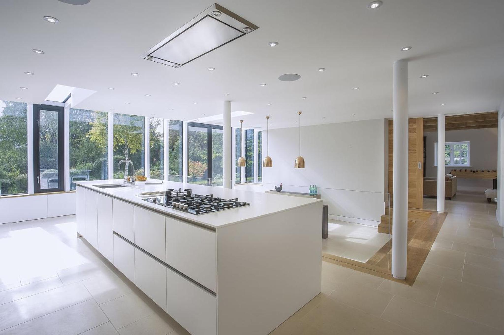 Đảo bếp mặt đá marble trắng vân xám trong không gian nội thất hiện đại