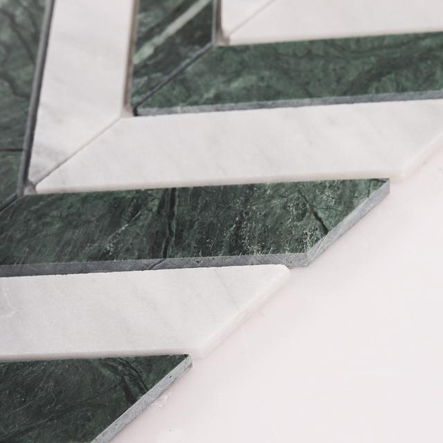 Green and White Herringbone Marble Mosaic Tiles — mosaic xương cá bằng đá marble trắng & xanh lục