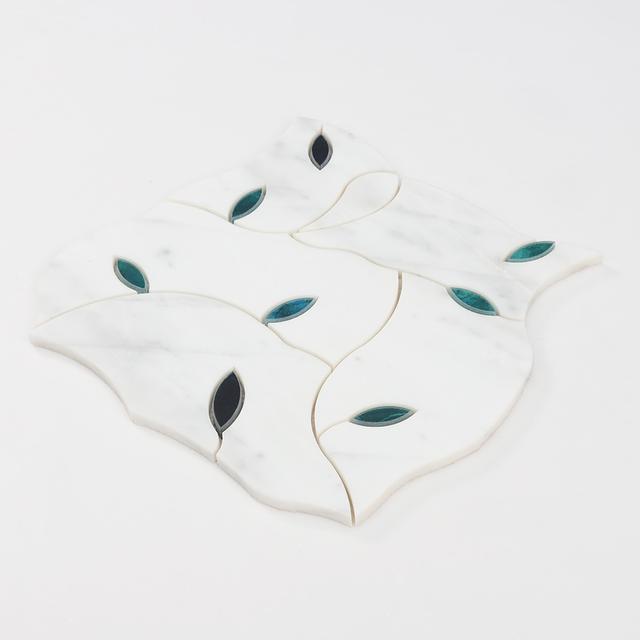 White Marble Waterjet Mosaic Wall Tile Pattern with Teal Glass Leaf — mosaic hoa văn waterjet bằng đá marble trắng