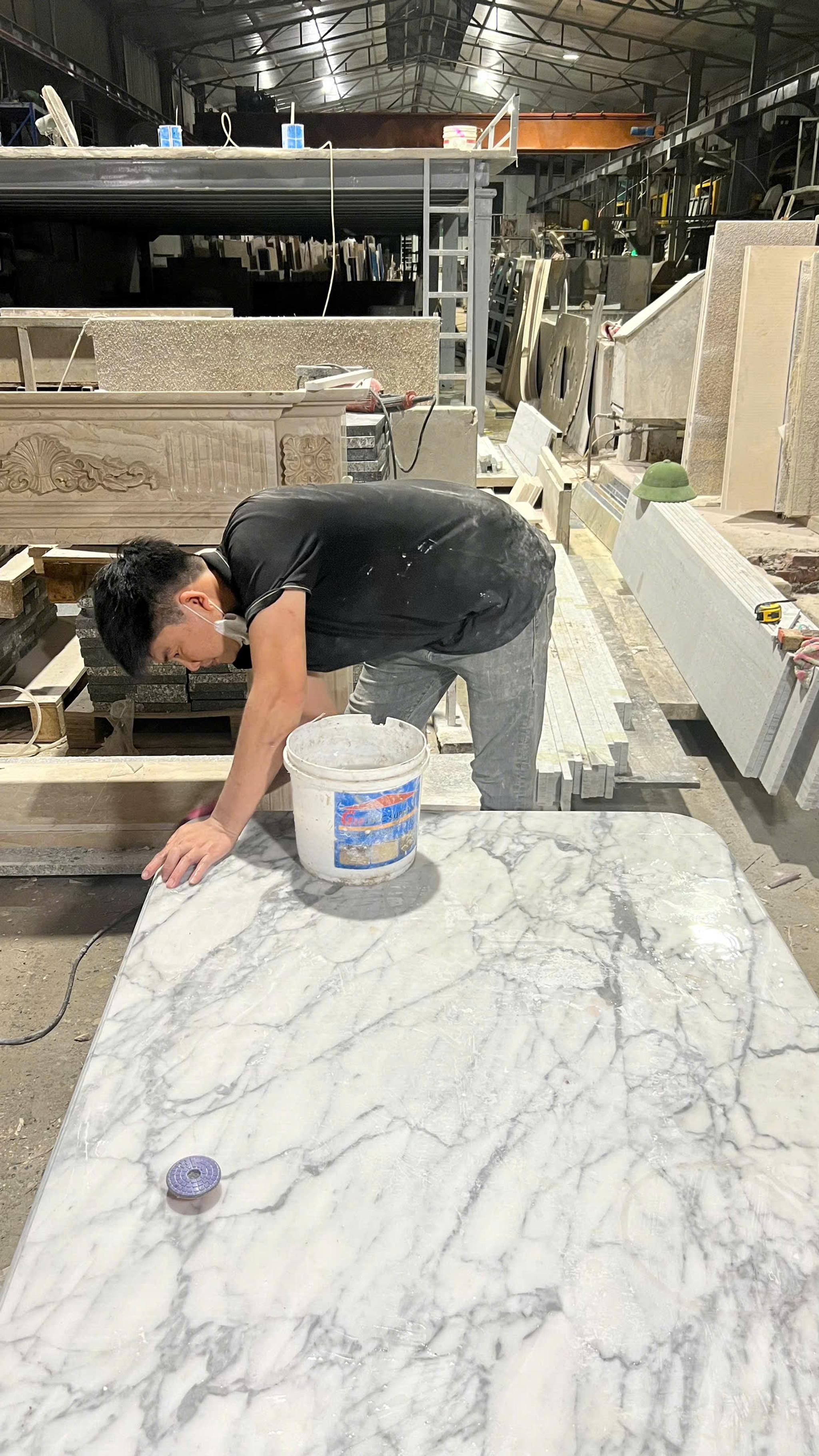 Gia công/mài mặt đá (xưởng) — Marble trắng vân (Carrara)