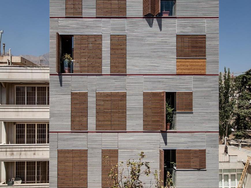 Mặt tiền công trình ốp tấm đá travertine kem vân nhẹ xếp ô vuông