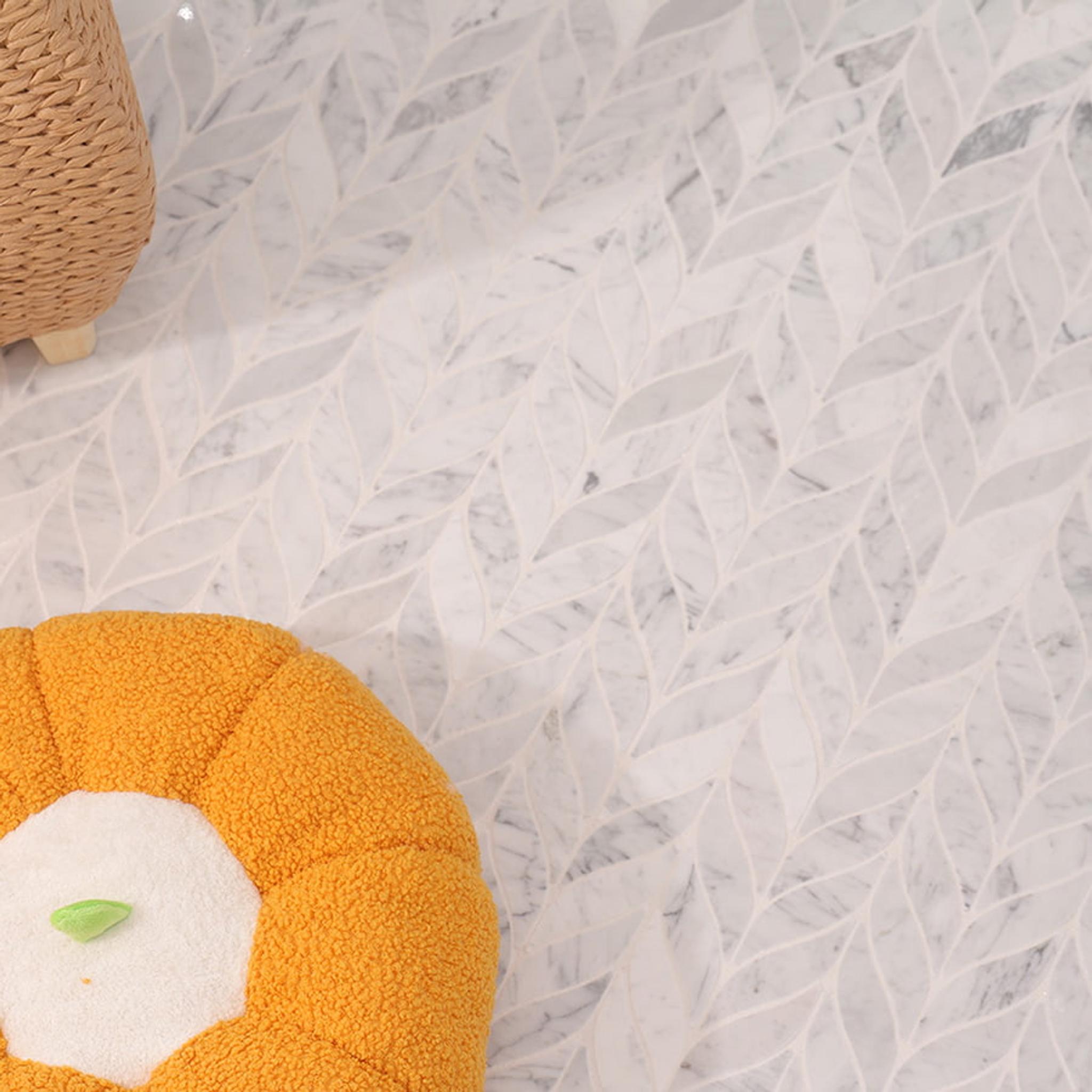 Feather Carrara White Marble Mosaic Tiles — mosaic hoa văn waterjet bằng đá marble trắng & trắng Carrara