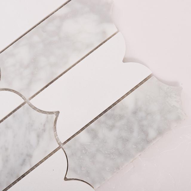 Scalloped Long Arabesque Mosaic Tile — mosaic vảy cá (fish scale) bằng đá marble trắng & trắng Carrara