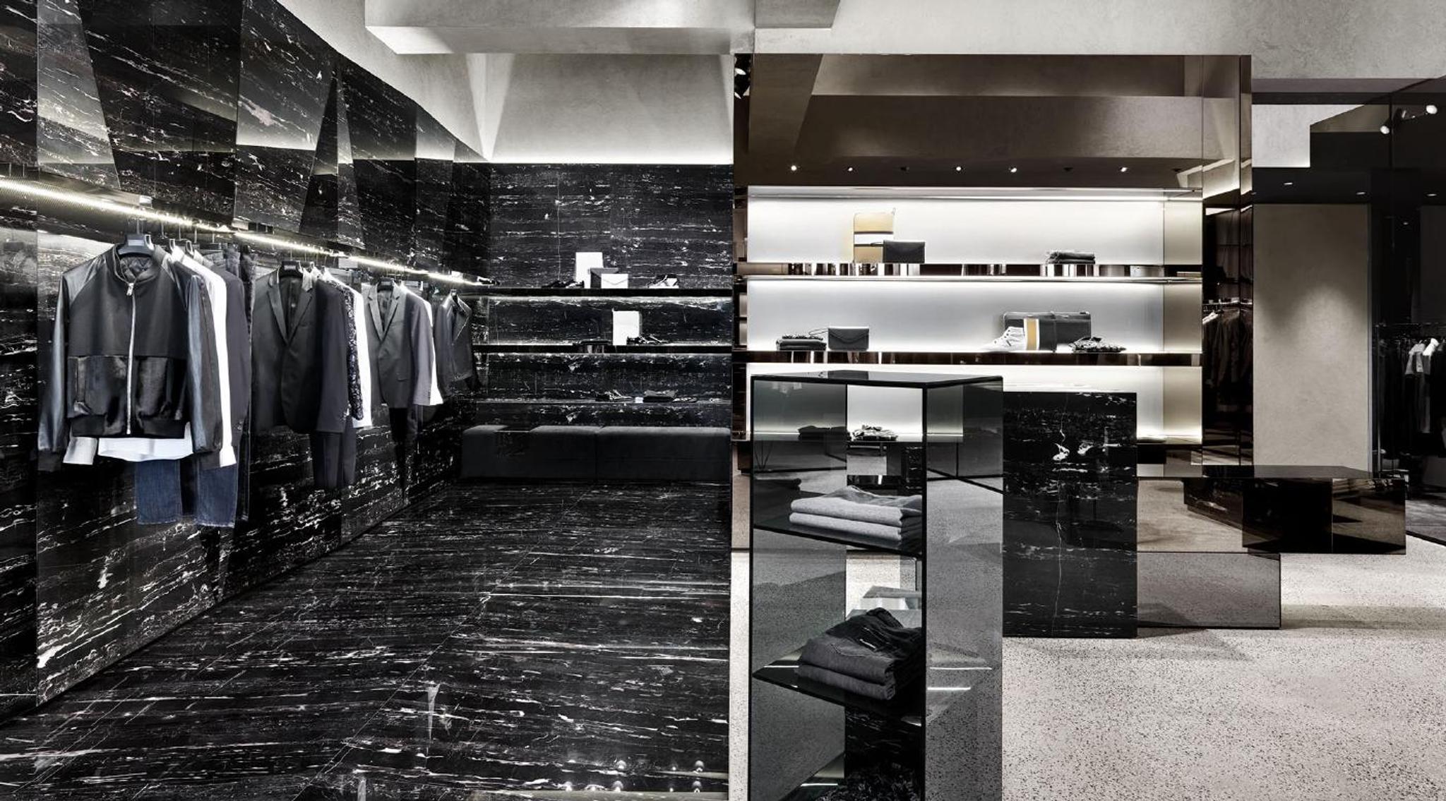Quầy đảo bếp ốp đá marble đen vân tinh tế trong không gian tối