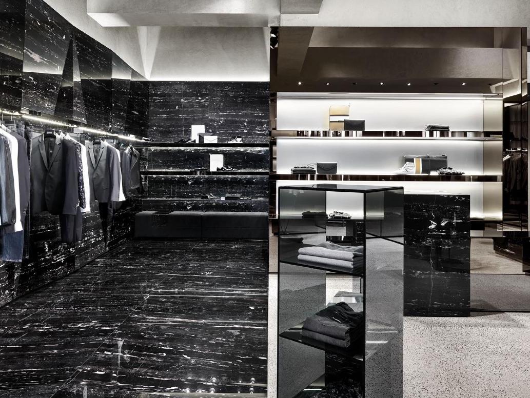 Quầy đảo bếp ốp đá marble đen vân tinh tế trong không gian tối