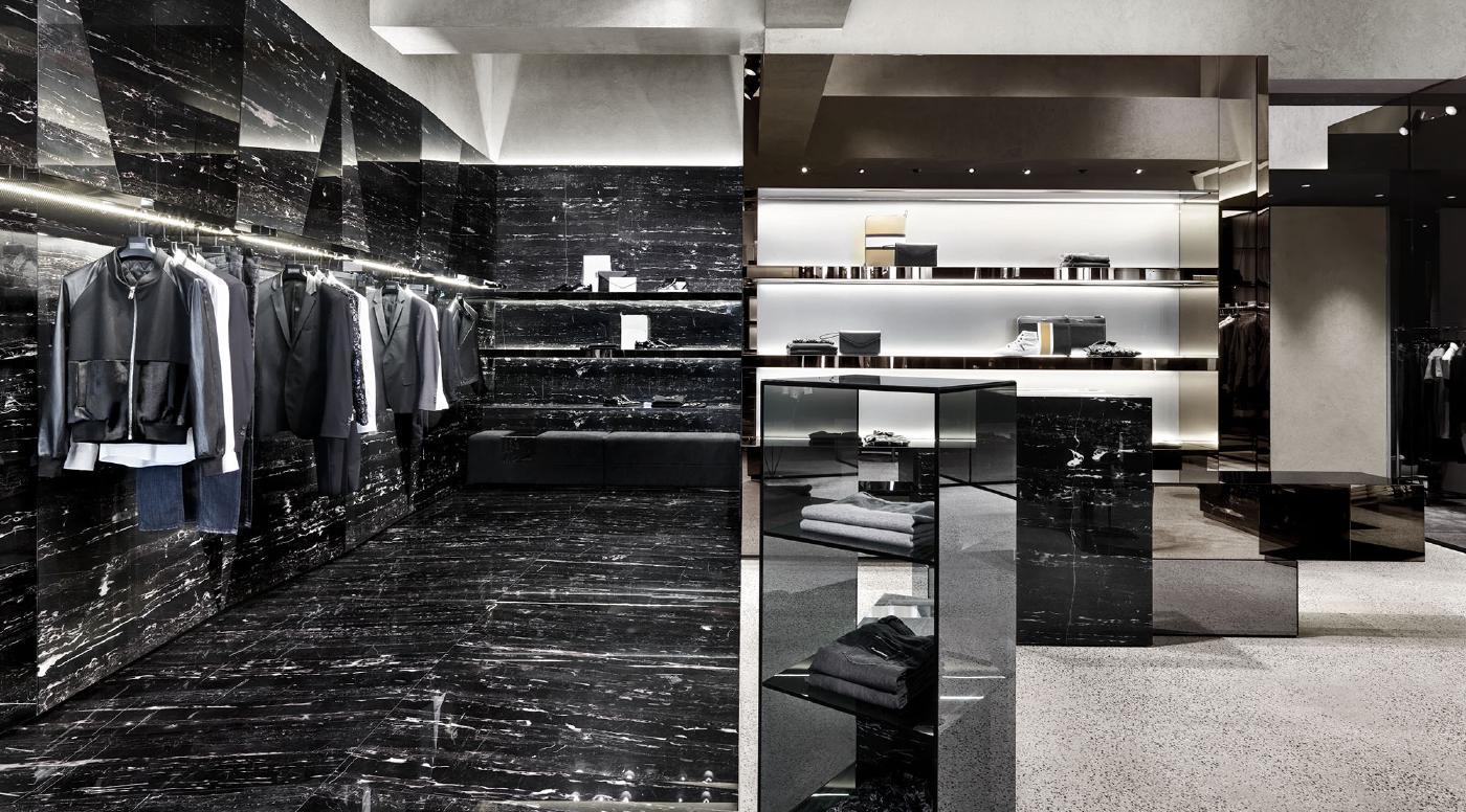 Quầy đảo bếp ốp đá marble đen vân tinh tế trong không gian tối