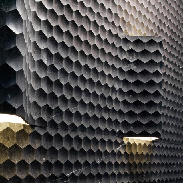 Vách đá 3D Favo — bề mặt đá tự nhiên điêu khắc nổi khối, Lithos