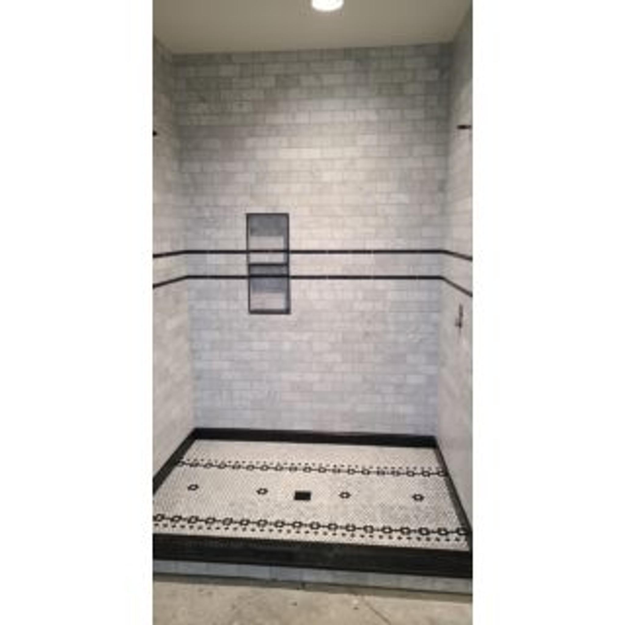 Phào chỉ đá Nero Marquina Baseboard (phào chân tường) — bề mặt mài mờ (honed), Rochelle Couture