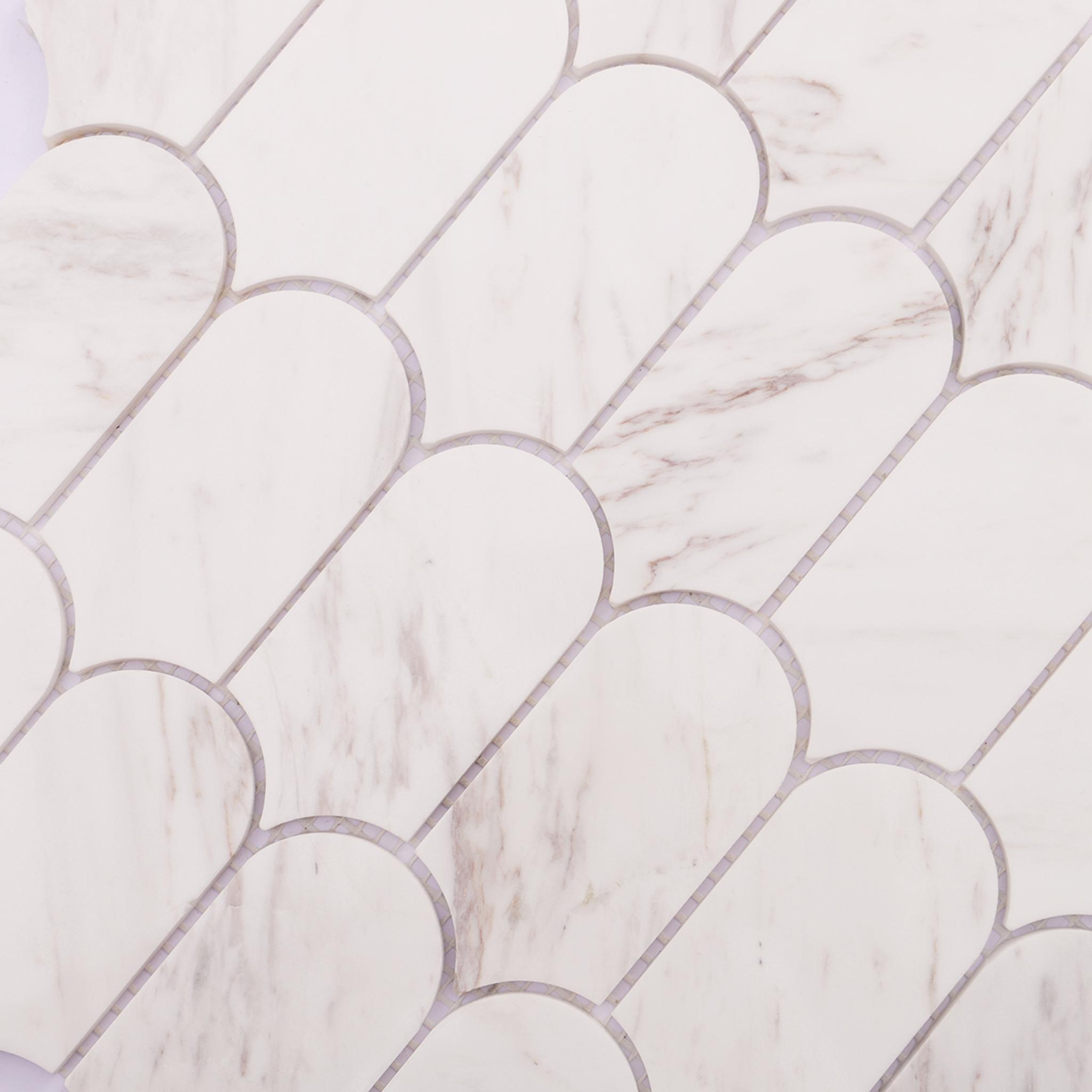 Feather Calacatta Gold Honed Marble Mosaic — mosaic vảy dài bằng đá marble trắng Calacatta vân vàng