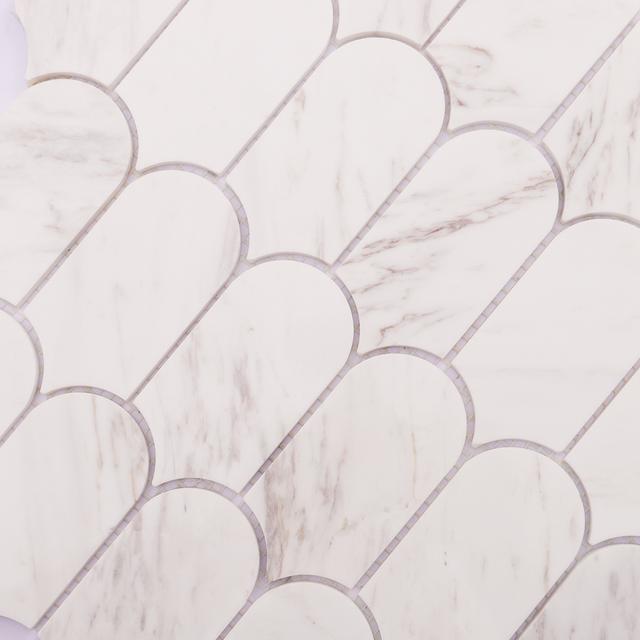 Feather Calacatta Gold Honed Marble Mosaic — mosaic vảy dài bằng đá marble trắng Calacatta vân vàng