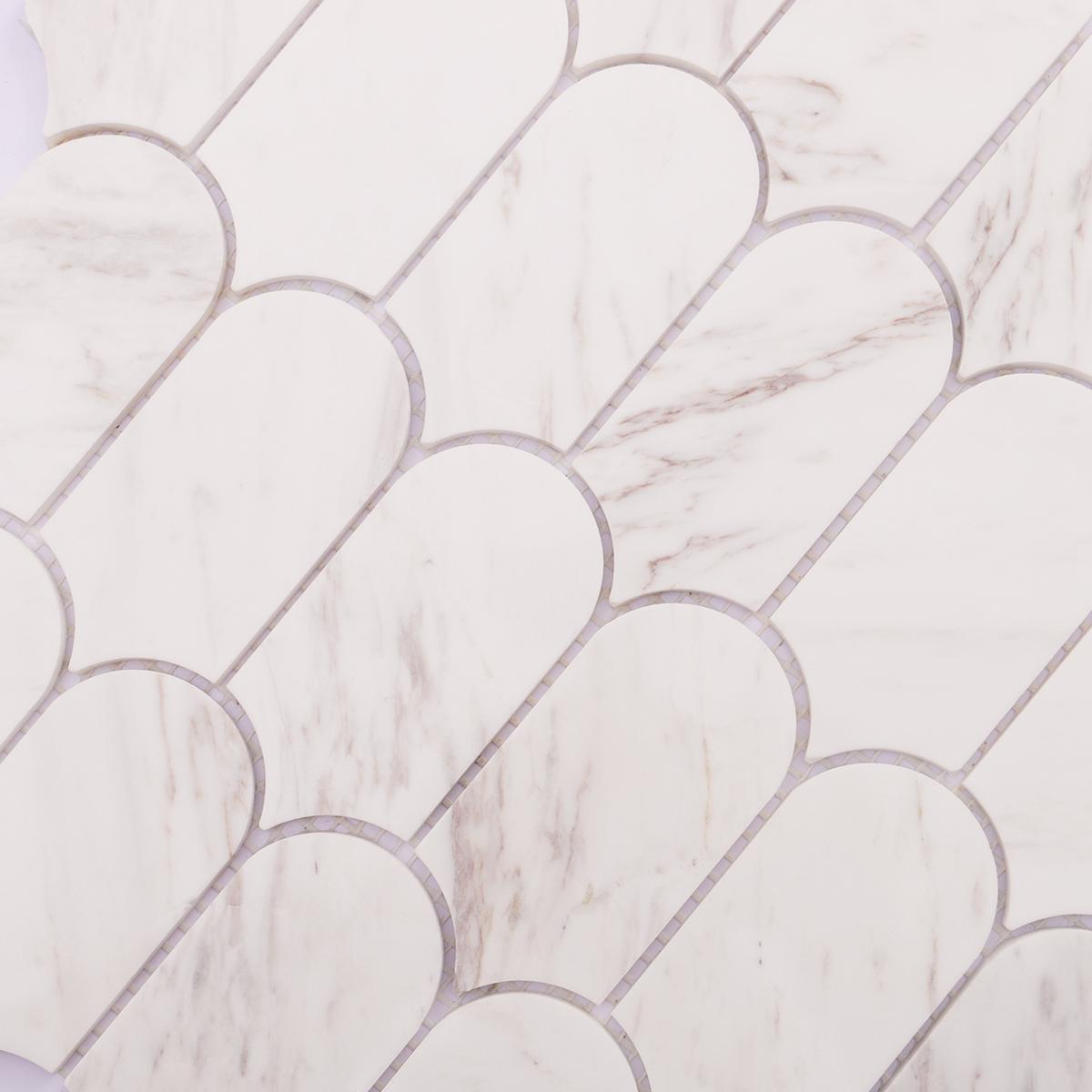 Feather Calacatta Gold Honed Marble Mosaic — mosaic vảy dài bằng đá marble trắng Calacatta vân vàng