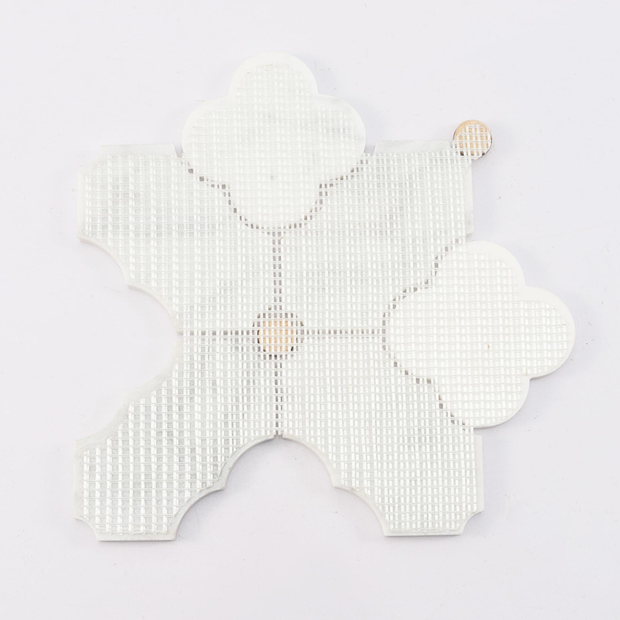 White Arabesque Marble Mosaic Tile with Gold Metal Round Accents — mosaic tròn (penny round) bằng đá marble trắng & vàng