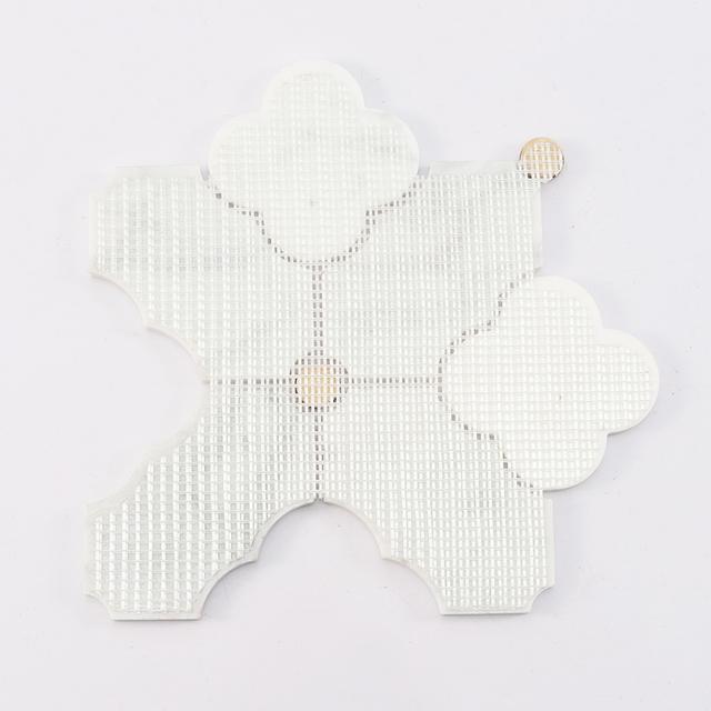 White Arabesque Marble Mosaic Tile with Gold Metal Round Accents — mosaic tròn (penny round) bằng đá marble trắng & vàng