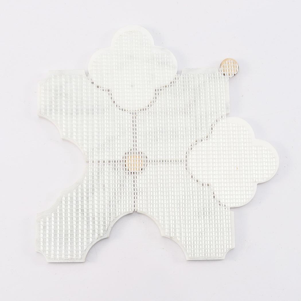 White Arabesque Marble Mosaic Tile with Gold Metal Round Accents — mosaic tròn (penny round) bằng đá marble trắng & vàng
