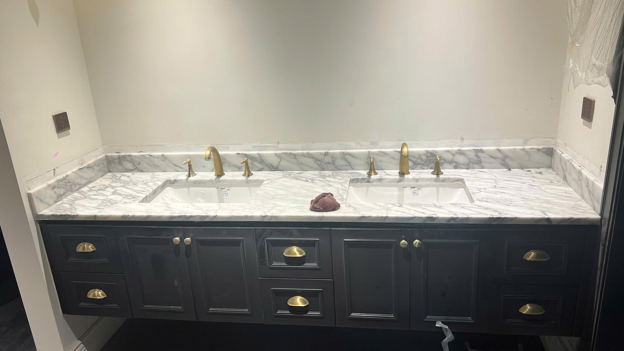 Mặt lavabo đôi (phòng tắm) — Marble trắng vân (Carrara/Arabescato)