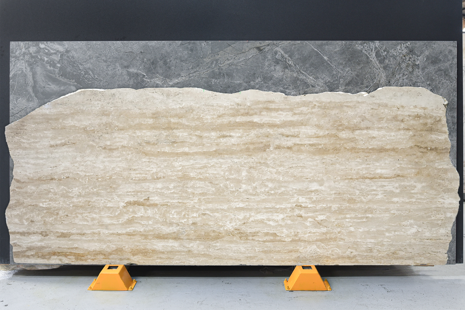 Đá Travertine — đá vôi vân lớp tông ấm — ảnh tấm lớn (slab)