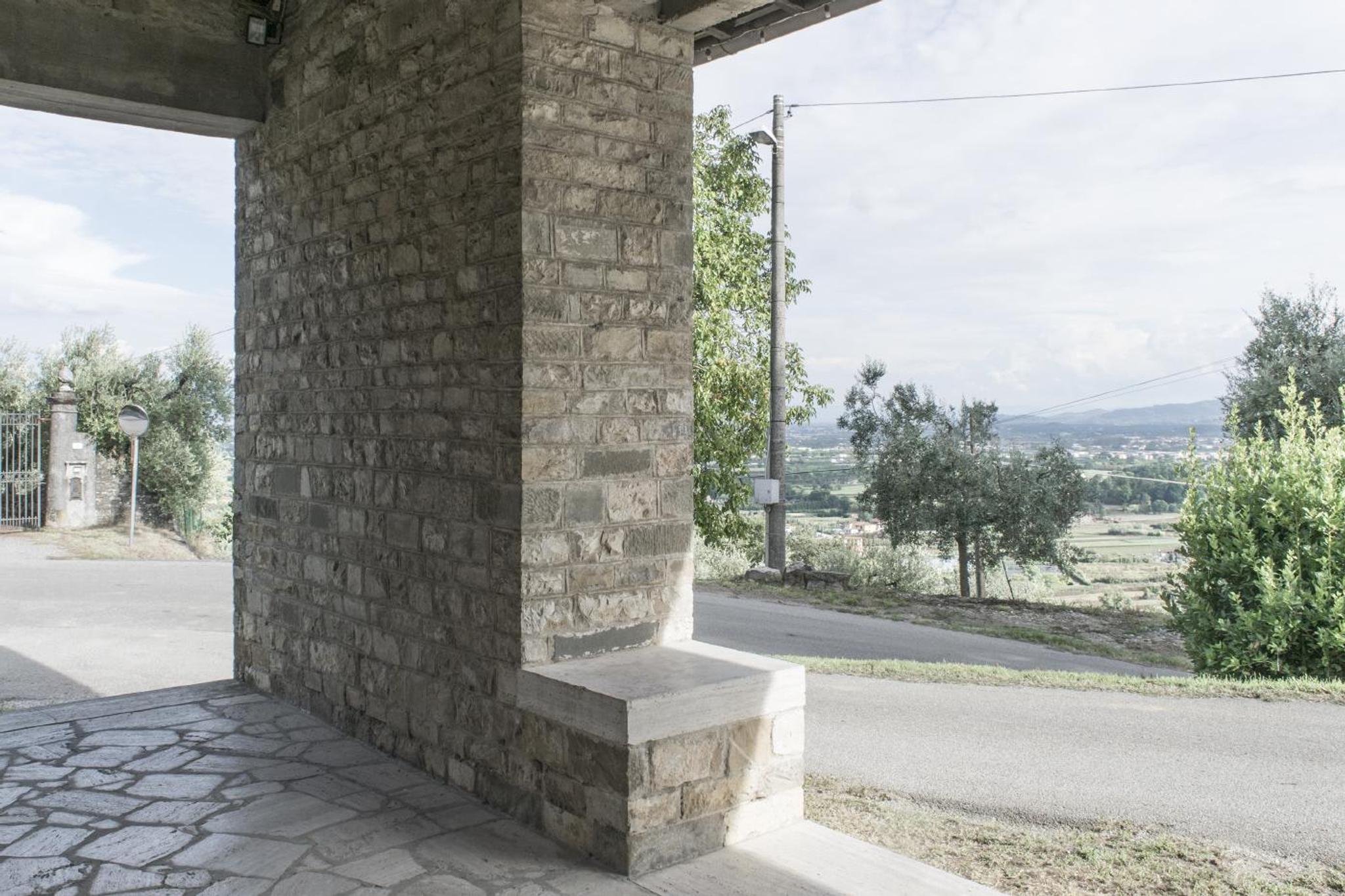 Hàng cột đá granite xám khối vuông trong không gian kiến trúc