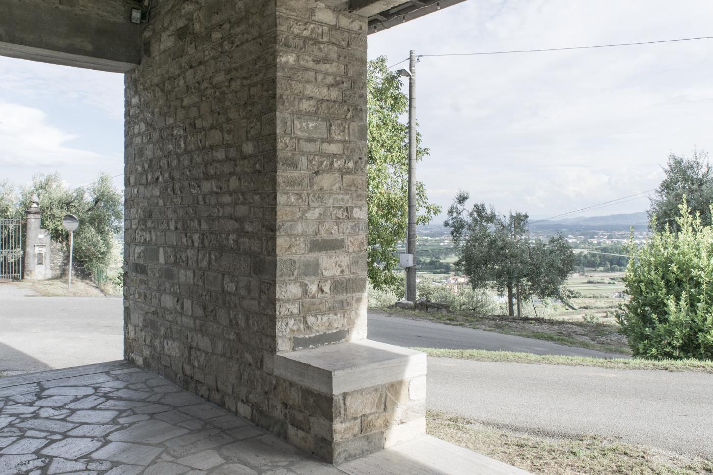 Hàng cột đá granite xám khối vuông trong không gian kiến trúc