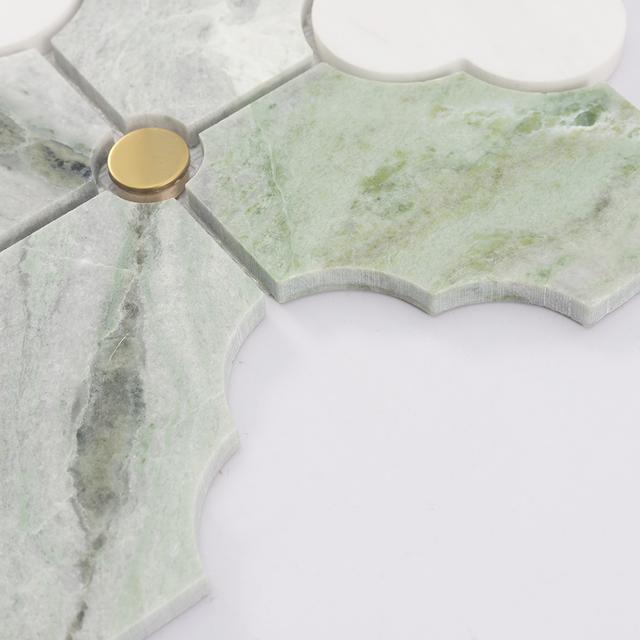 Green White Arabesque Marble Tile with Gold Metal Round Accents — mosaic tròn (penny round) bằng đá marble trắng & xanh lục